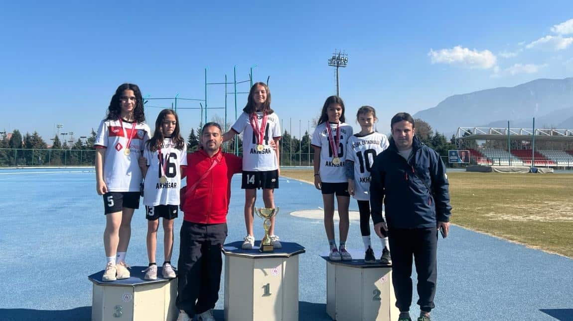 Okul Sporları Küçük Kızlar Atletizm Yarışmasında Takım halinde Manisa şampiyonu olduk